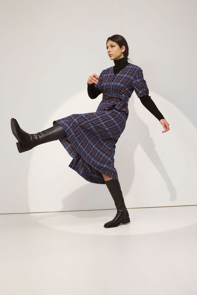 black and blue plaid dress Style:F1242L60BLK CATEGORY_BF This dress has a Elegant Silk Beaded Dress