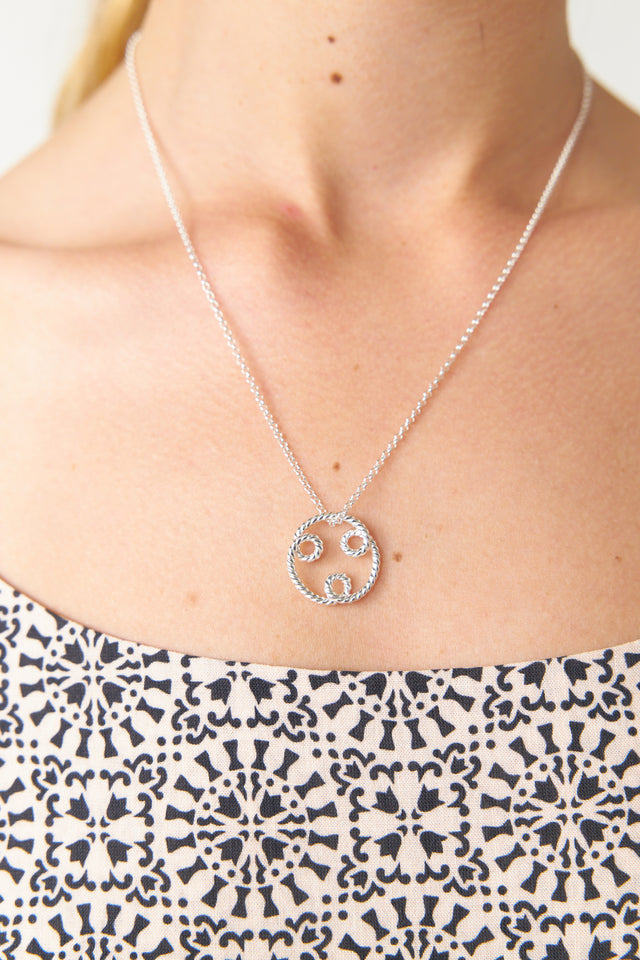 Huddle necklace